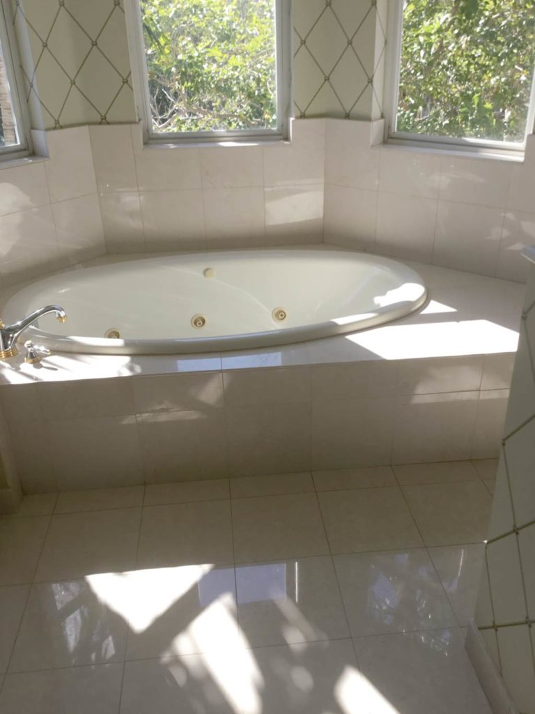 Before photo of tub in guesthouse bathroom